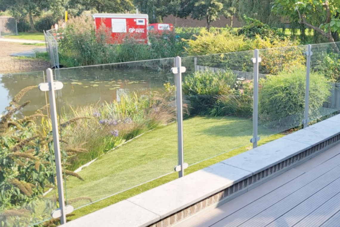 Glazen balkonhek laten monteren