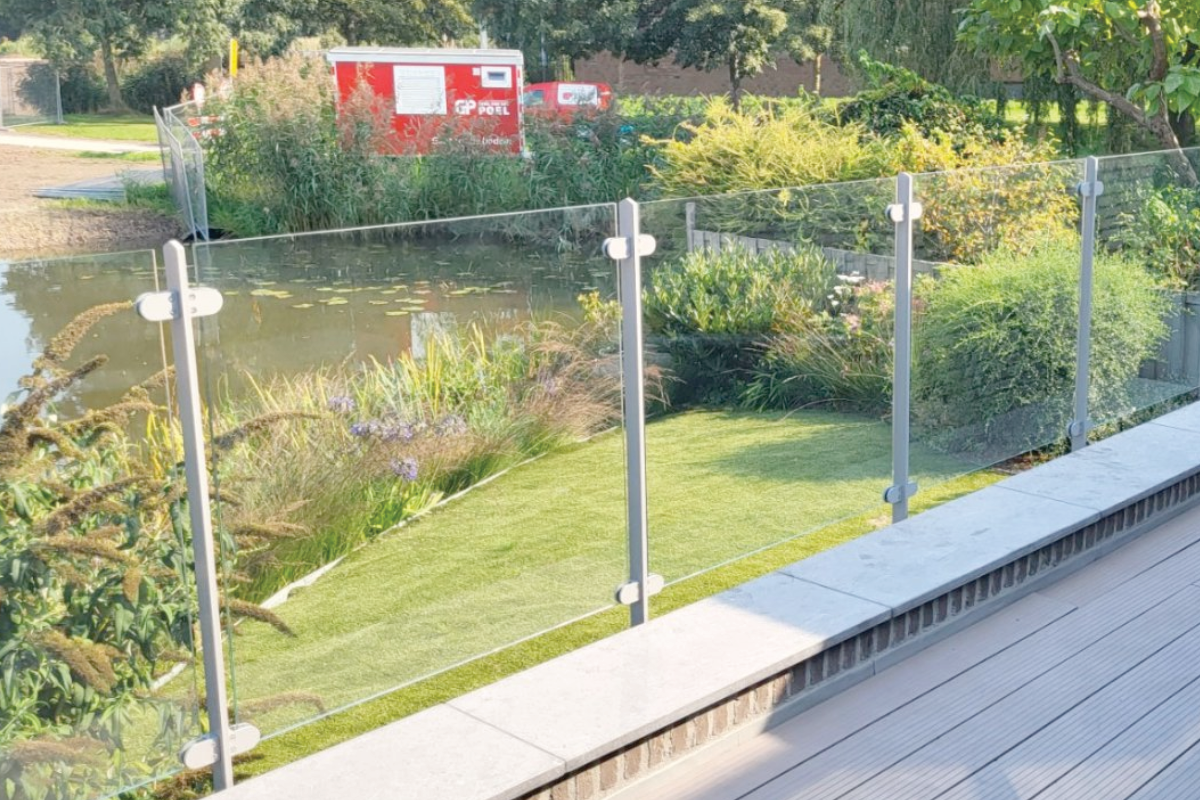 Glazen balkonhek laten monteren: zekerheid en kwaliteit voor jouw balkon