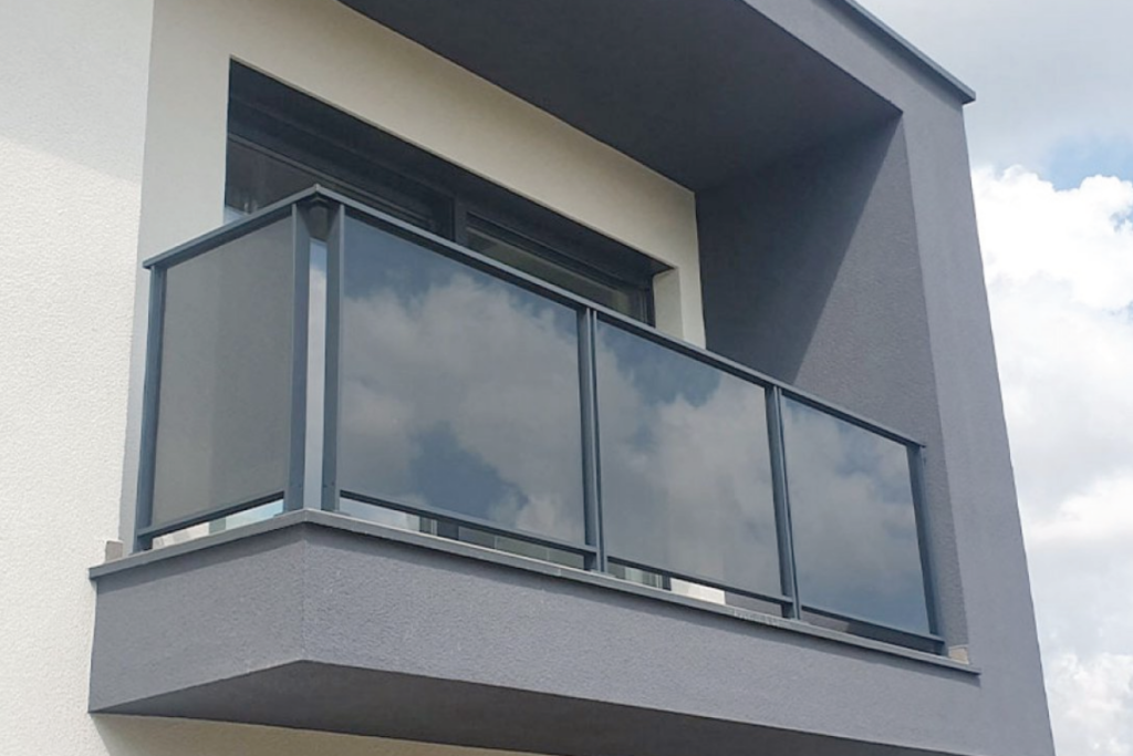 Glazen balkonhek laten monteren