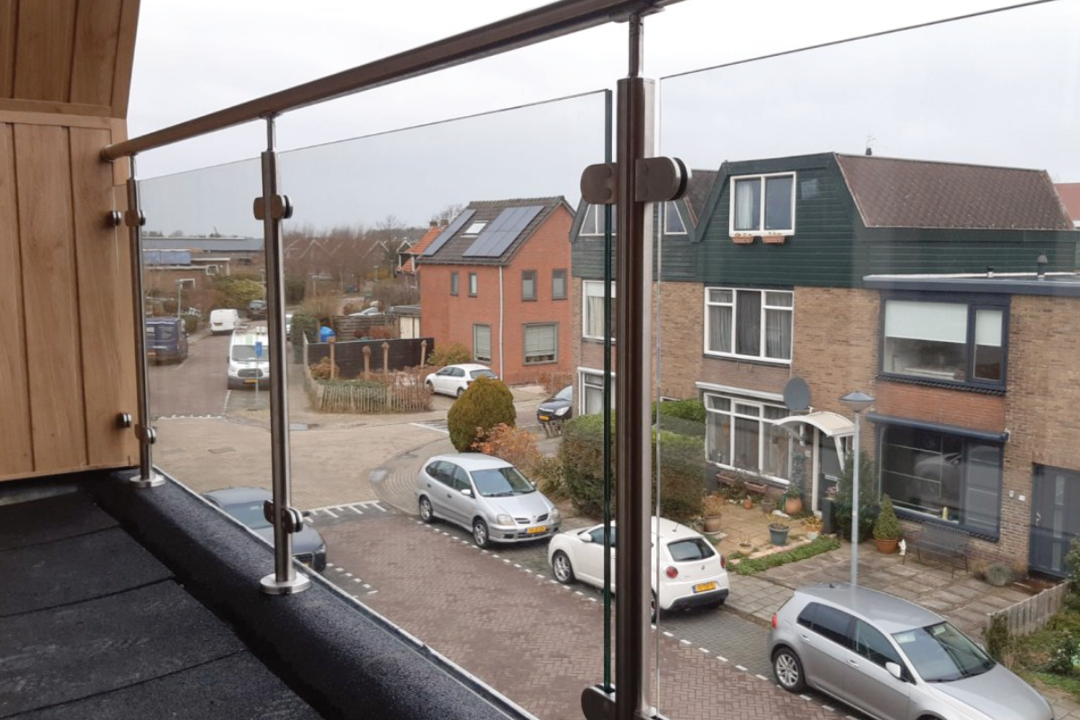 Glazen balustrade in Amstelveen: een stijlvolle toevoeging aan jouw woning