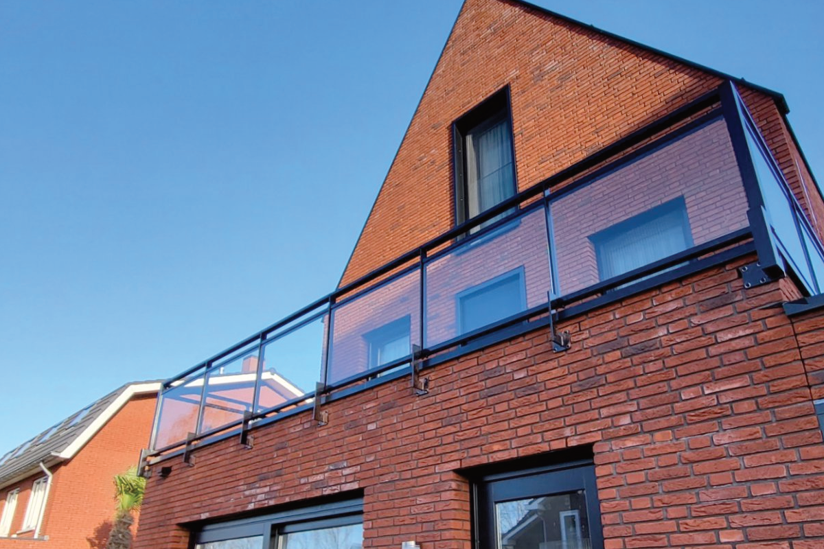 Glazen balustrade in Hoofddorp: een moderne upgrade voor jouw woning