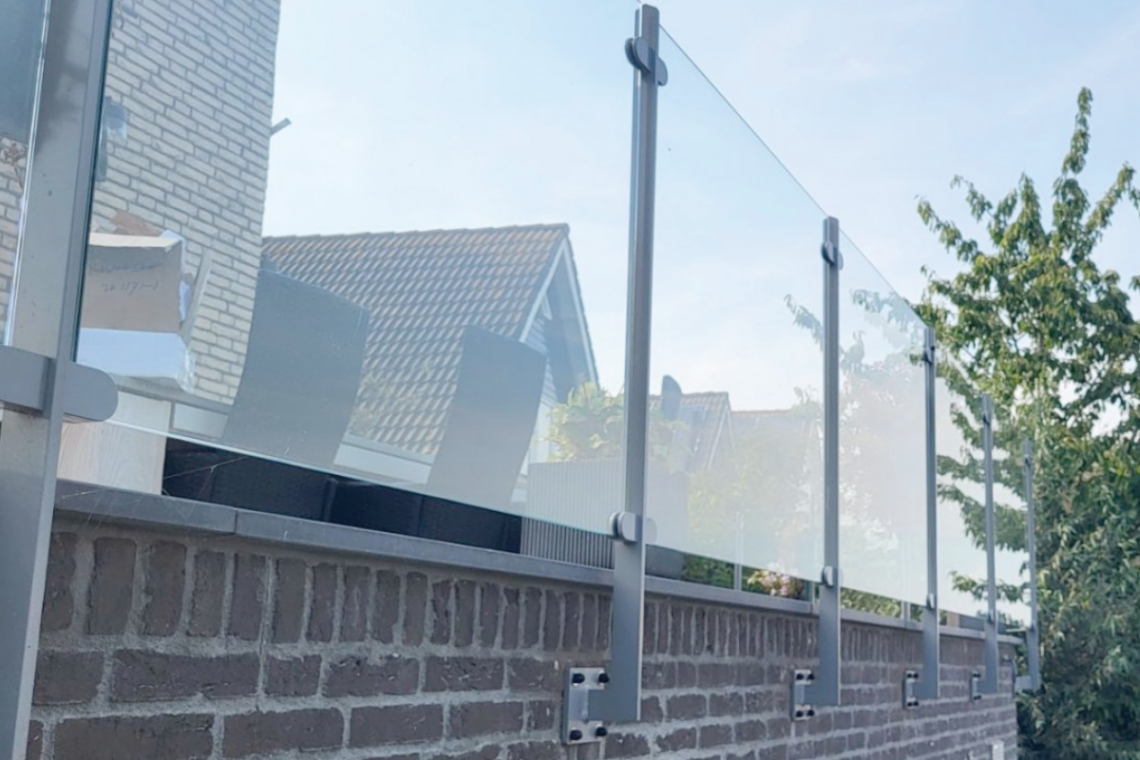 Glazen balustrade in Sloten