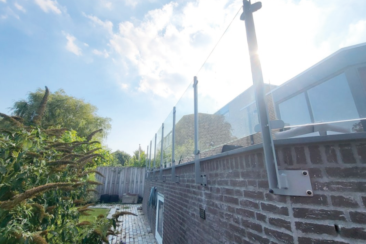 Glazen balustrade in Swifterbant: moderne elegantie voor elke woning