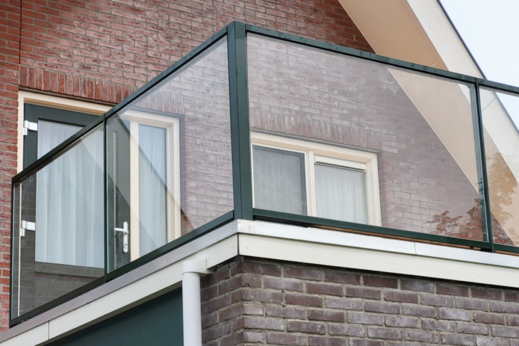 Glazen balustrade in Weesp