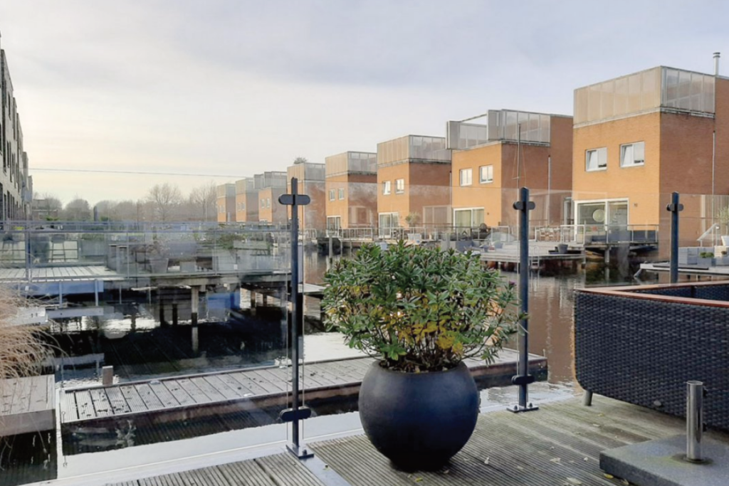 Glazen balustrade in Weesp