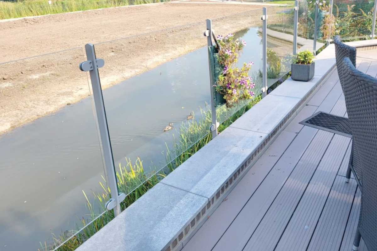 Glazen balustrade in Weesp: modern, licht en perfect voor jouw woning