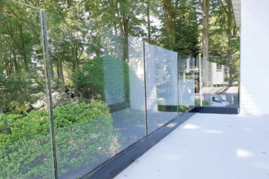 Glazen balustrade voor een balkon