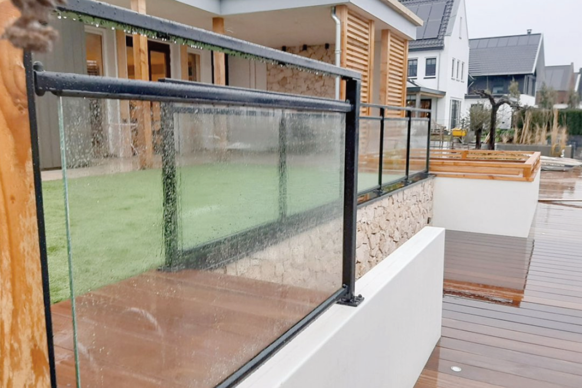 Waarom een glazen hekwerk kopen een uitstekende keuze is