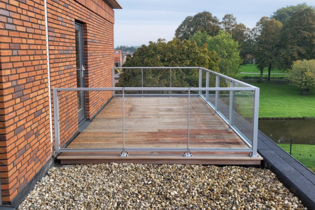 Glazen hekwerk laten monteren