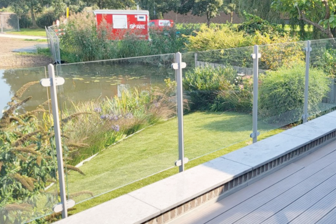 Glazen hekwerk laten plaatsen