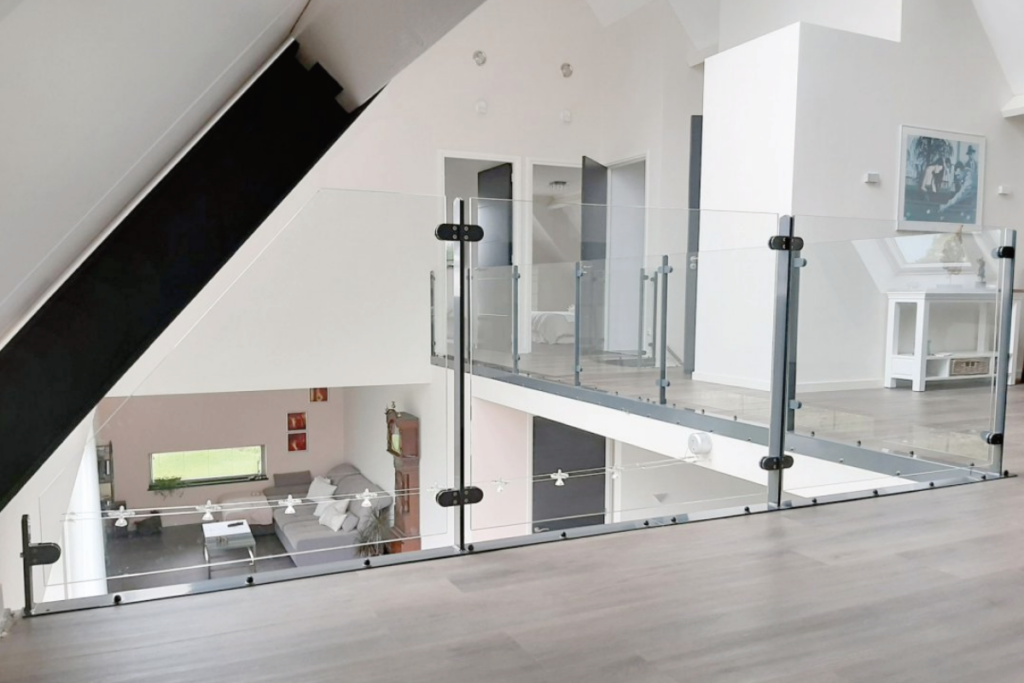 Glazen hekwerk op vide plaatsen