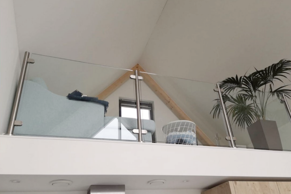 Glazen hekwerk op vide plaatsen