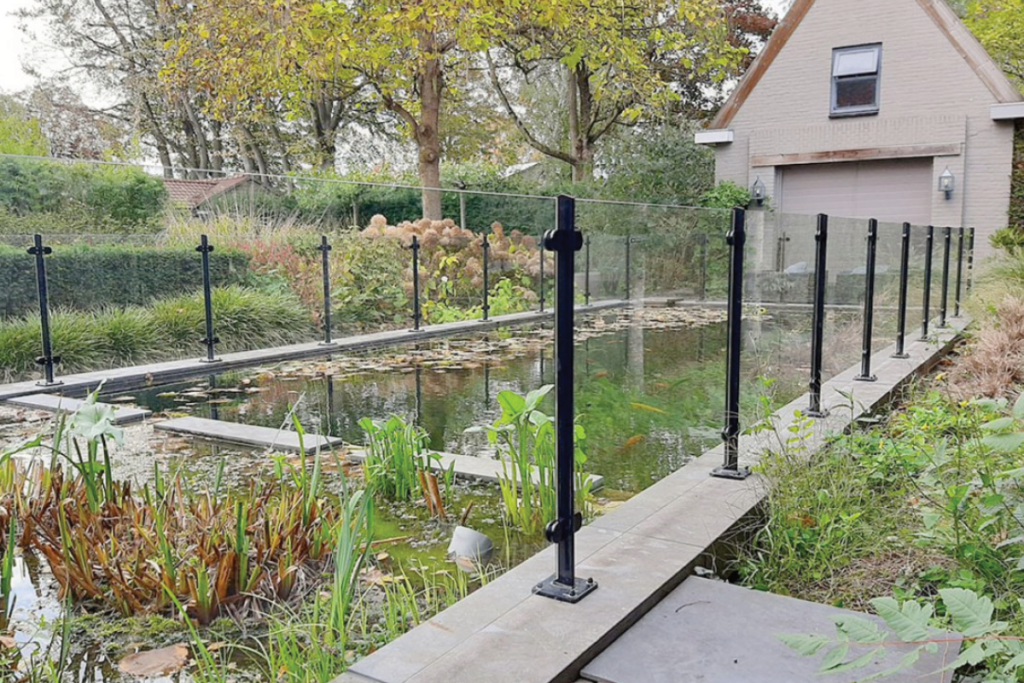 Glazen hekwerk rond vijver