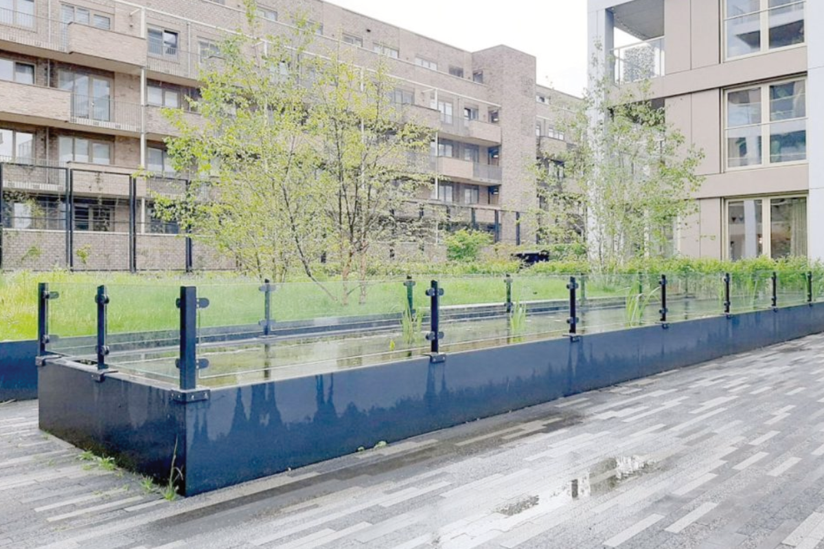 Een glazen hekwerk rond je vijver: stijlvol, veilig en duurzaam