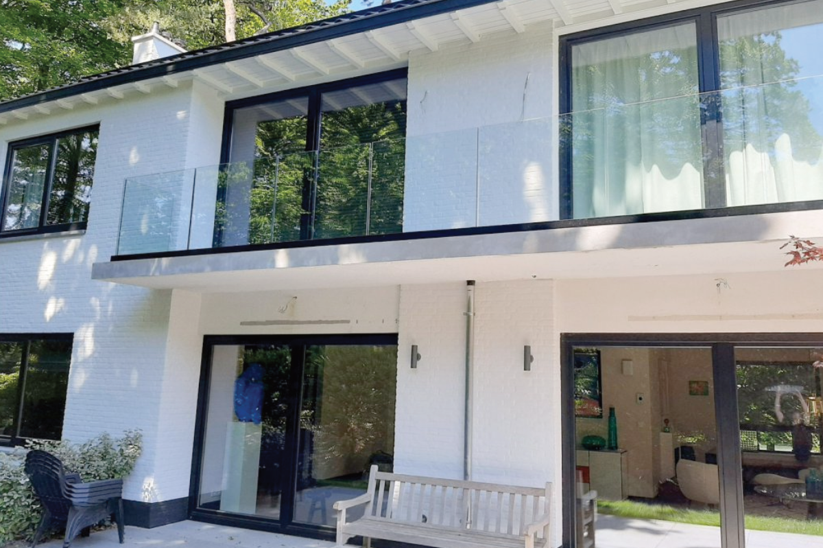 Waarom een glazen hekwerk voor je balkon zoveel meerwaarde biedt