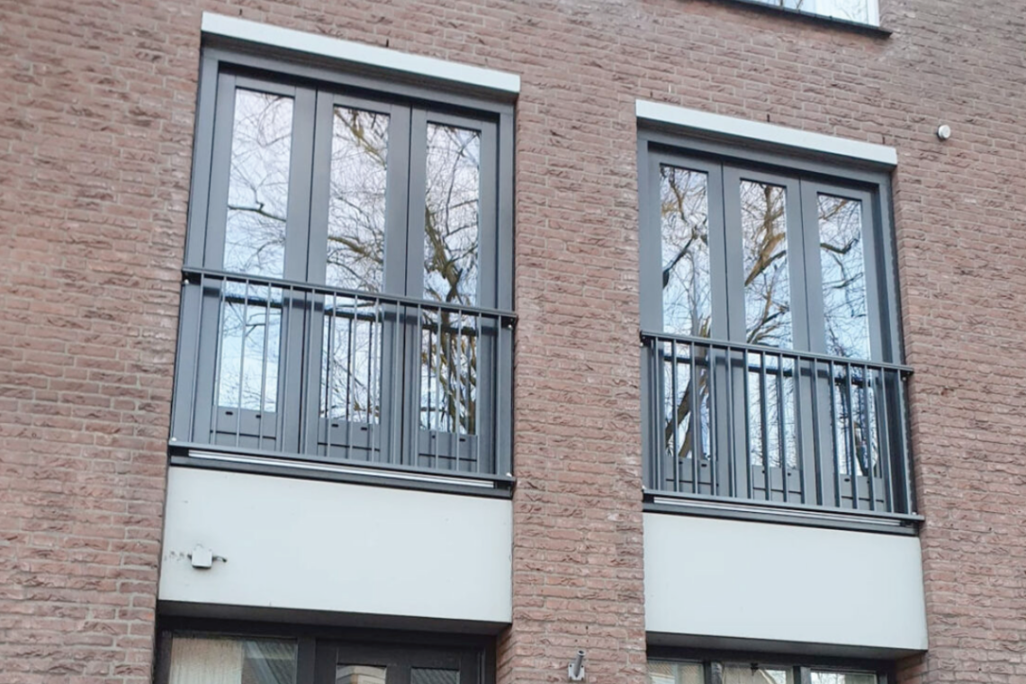 Hekwerk voor raam laten plaatsen