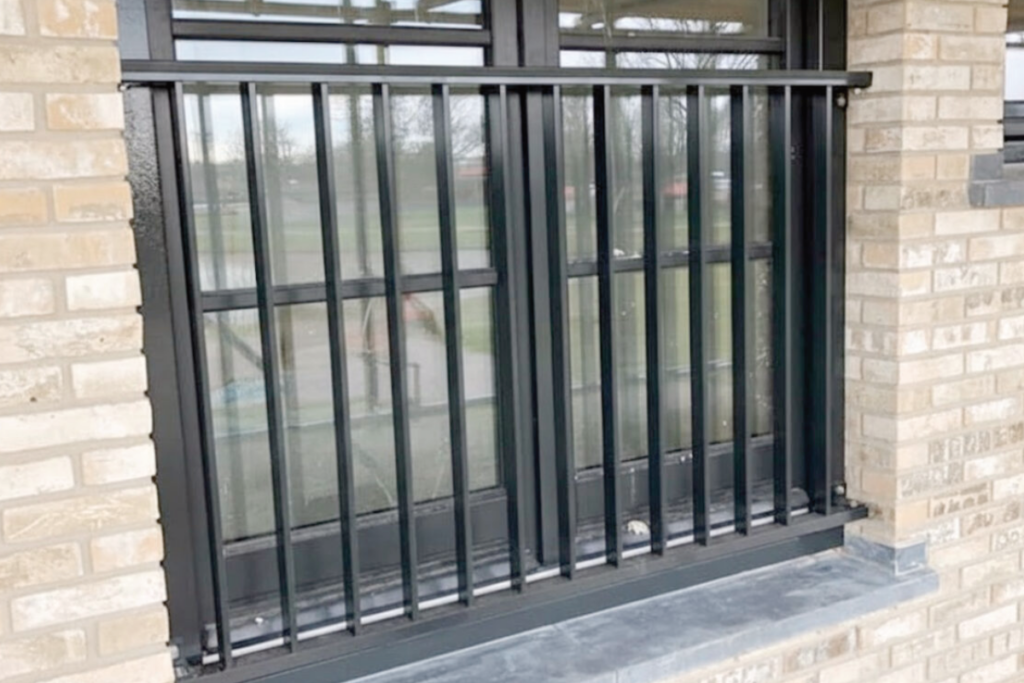 Hekwerk voor raam op maat