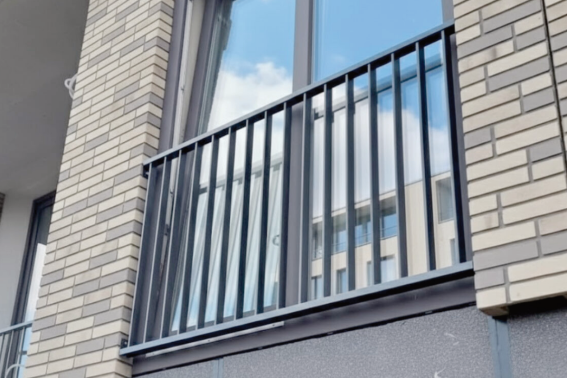 Hekwerk voor raam op maat