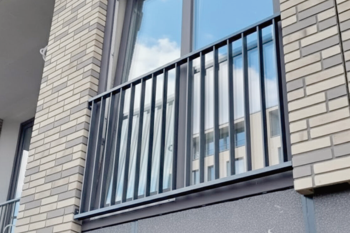 Hekwerk voor raam op maat: veiligheid en stijl in één