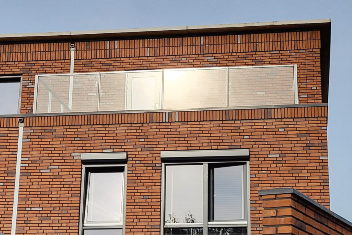 Hoe kan ik mijn glazen balustrade poetsen