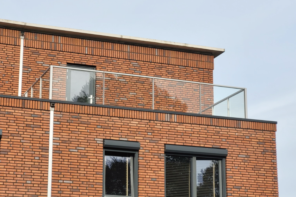 Hoe kan ik mijn glazen balustrade poetsen