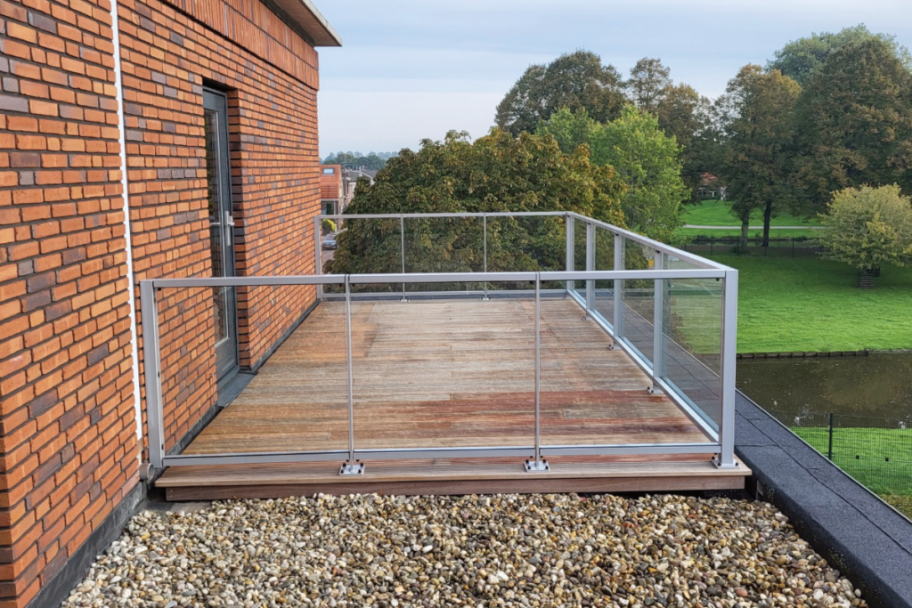 Hoe kan ik mijn glazen balustrade poetsen