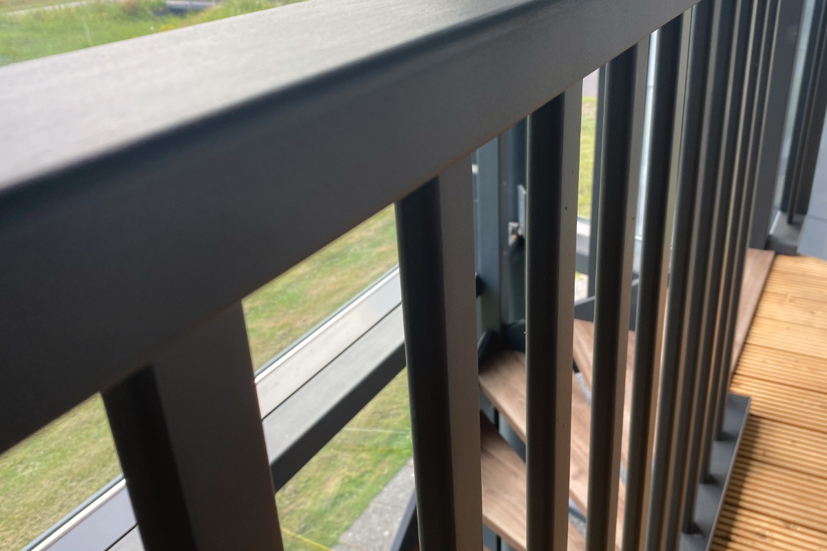 Houten balustrade installeren: een veilige en doordachte aanpak
