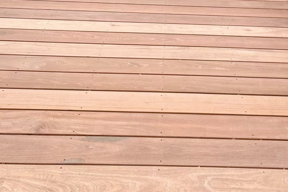 Houten vlonder behandelen: zo blijft je buitenruimte mooi