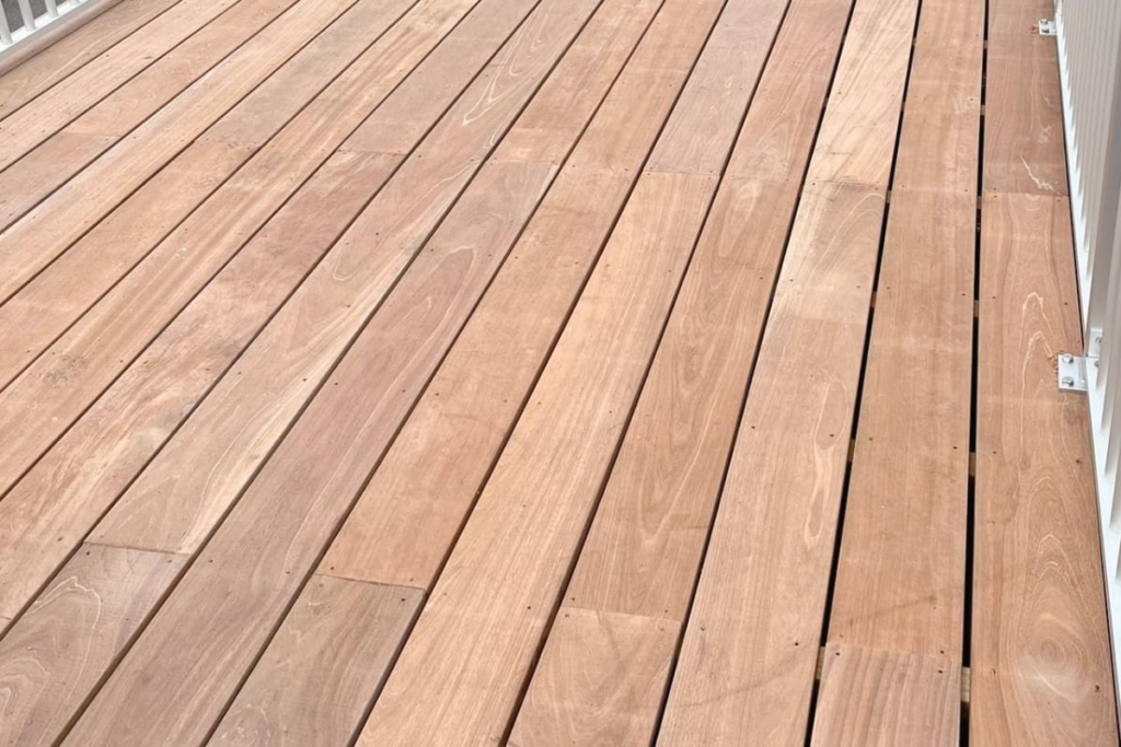 Houten vlonder behandelen