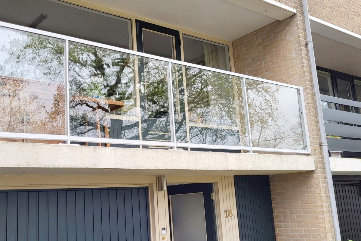 Is een glazen balustrade veilig voor een balkon?