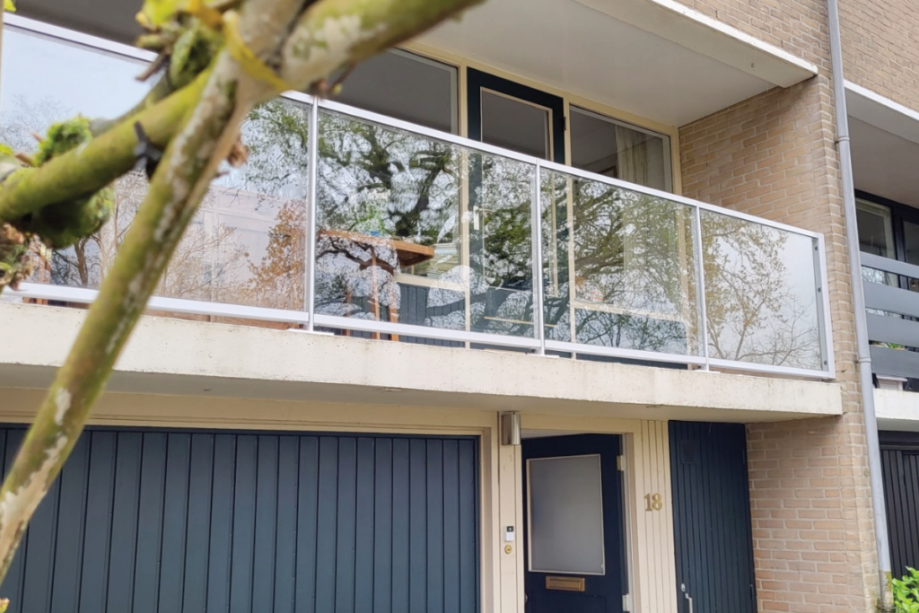 Is een glazen balustrade veilig voor een balkon