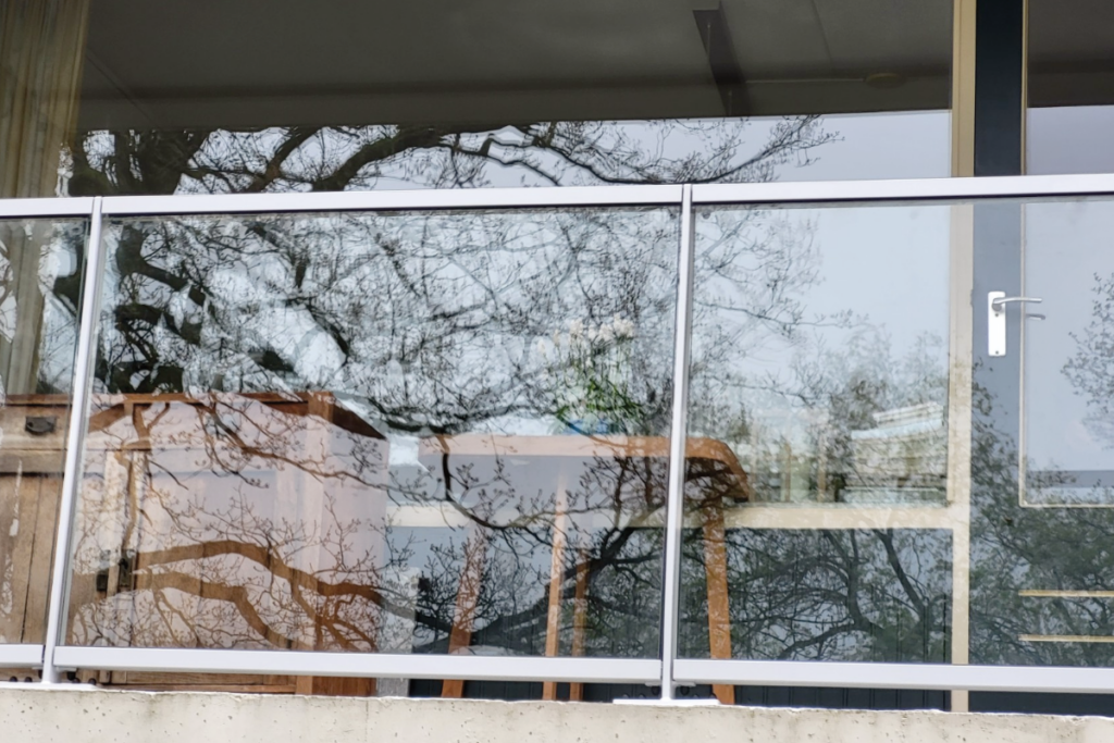 Is een glazen balustrade veilig voor een balkon