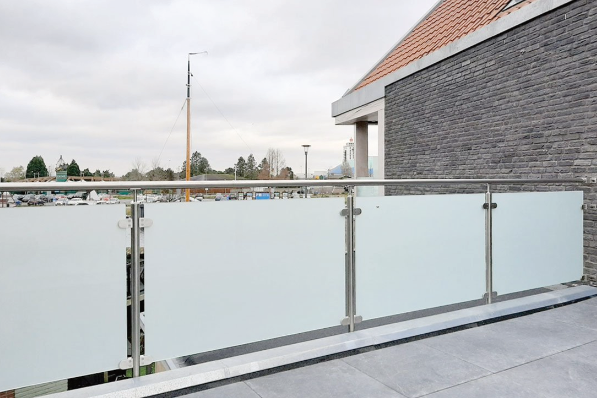 Is matglas duurder dan gewoon glas?