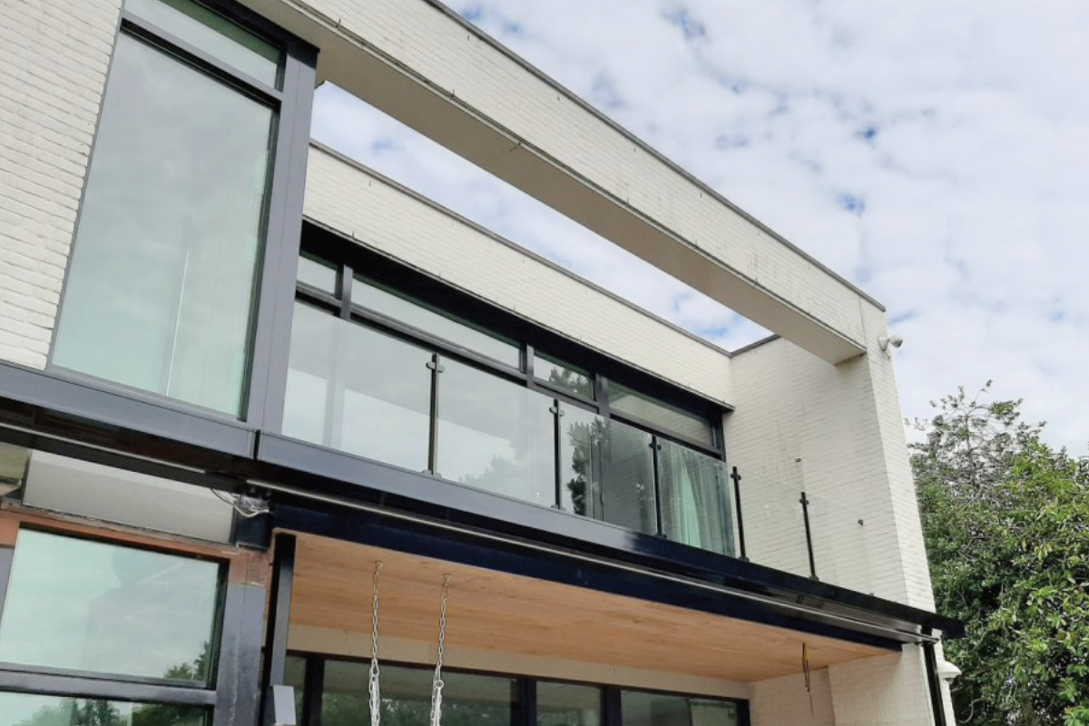 Kun je een glazen hekwerk zelf plaatsen?