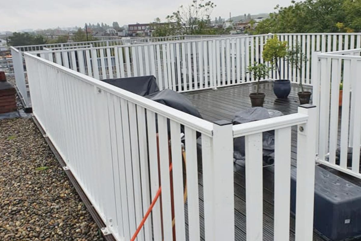 Waarom een omheining voor je dakterras onmisbaar is