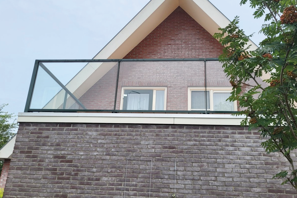 Waar is de prijs van een glazen balustrade van afhankelijk?