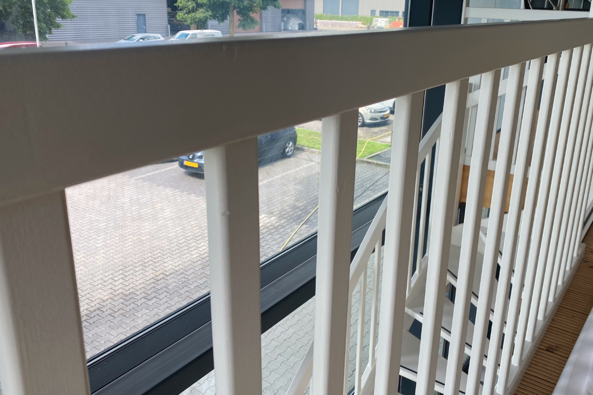 Webshop met houten balustrades: gemak en inspiratie op één plek