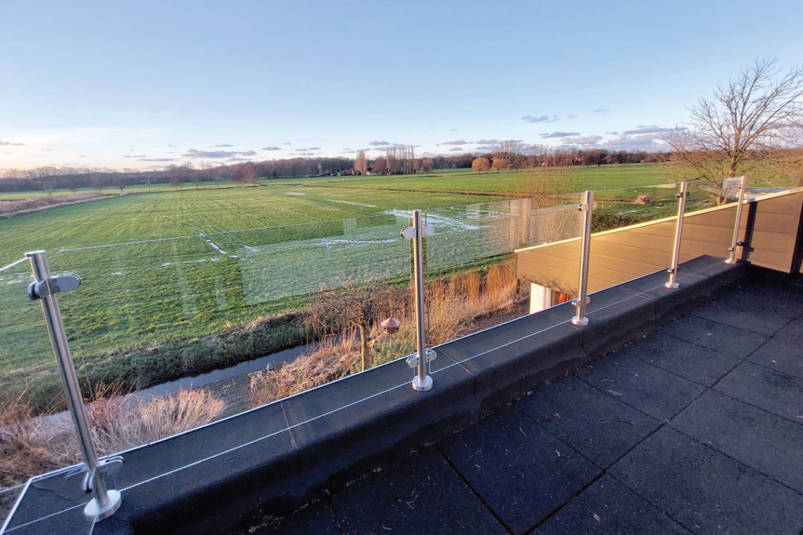 Zo houd je een glazen balustrade schoon