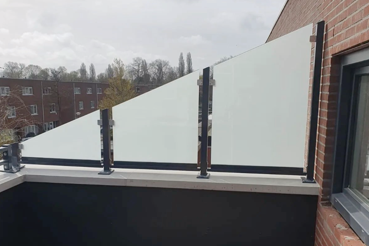 Balkon afschermen tegen buren: zo geniet je weer ongestoord buiten
