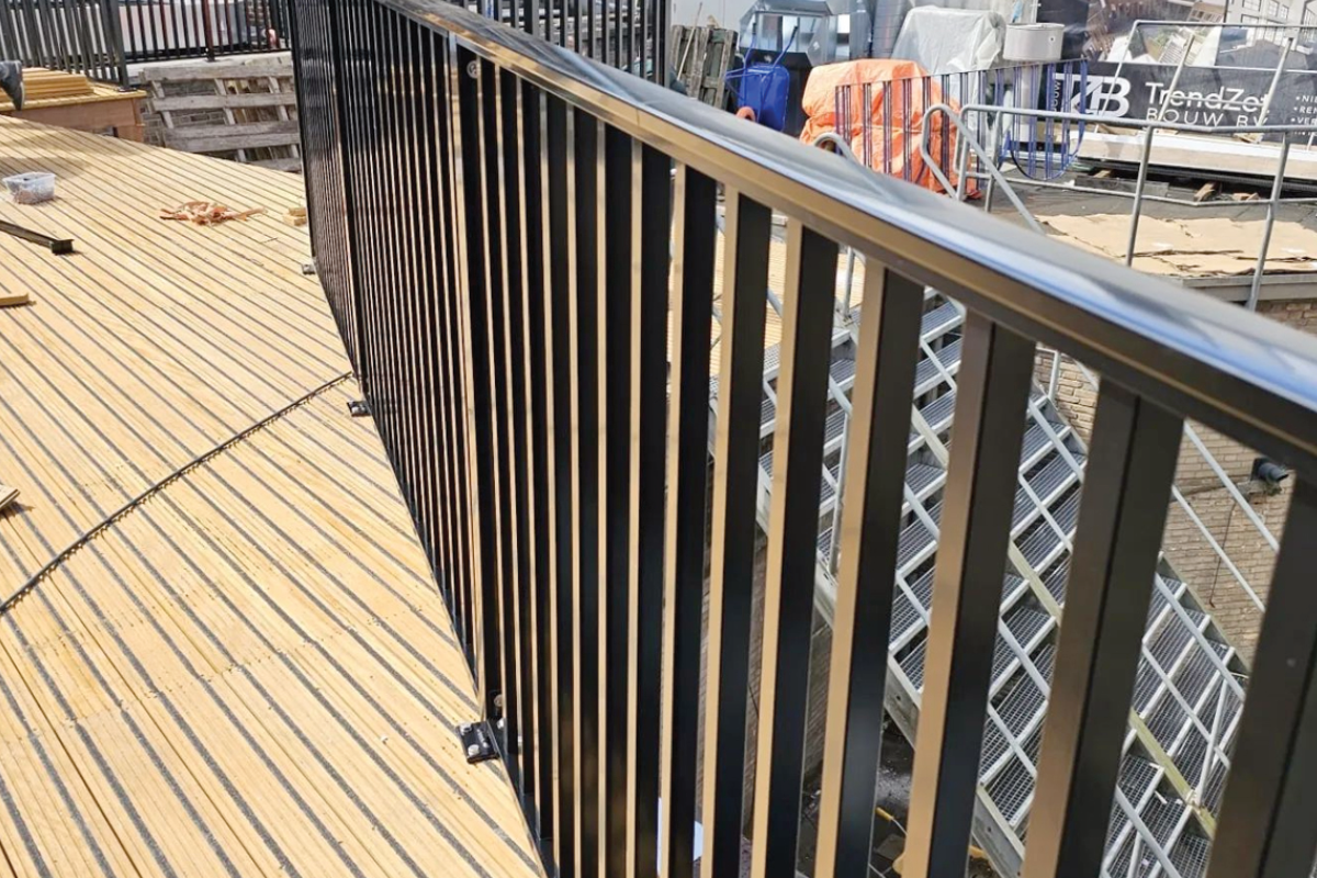 Balkonhek plaatsen: doe het zelf met een goede voorbereiding