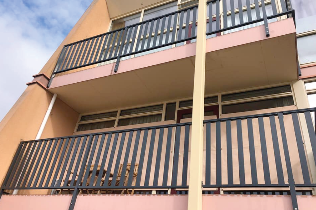 Balkonhekken fabrikant: waarom kiezen voor maatwerk van een specialist