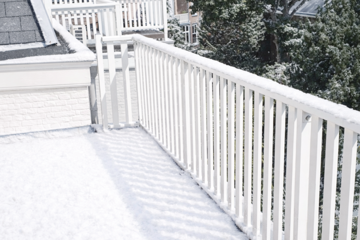 Hoe verwijder ik sneeuw van een balkon? Zo pak je het veilig en slim aan