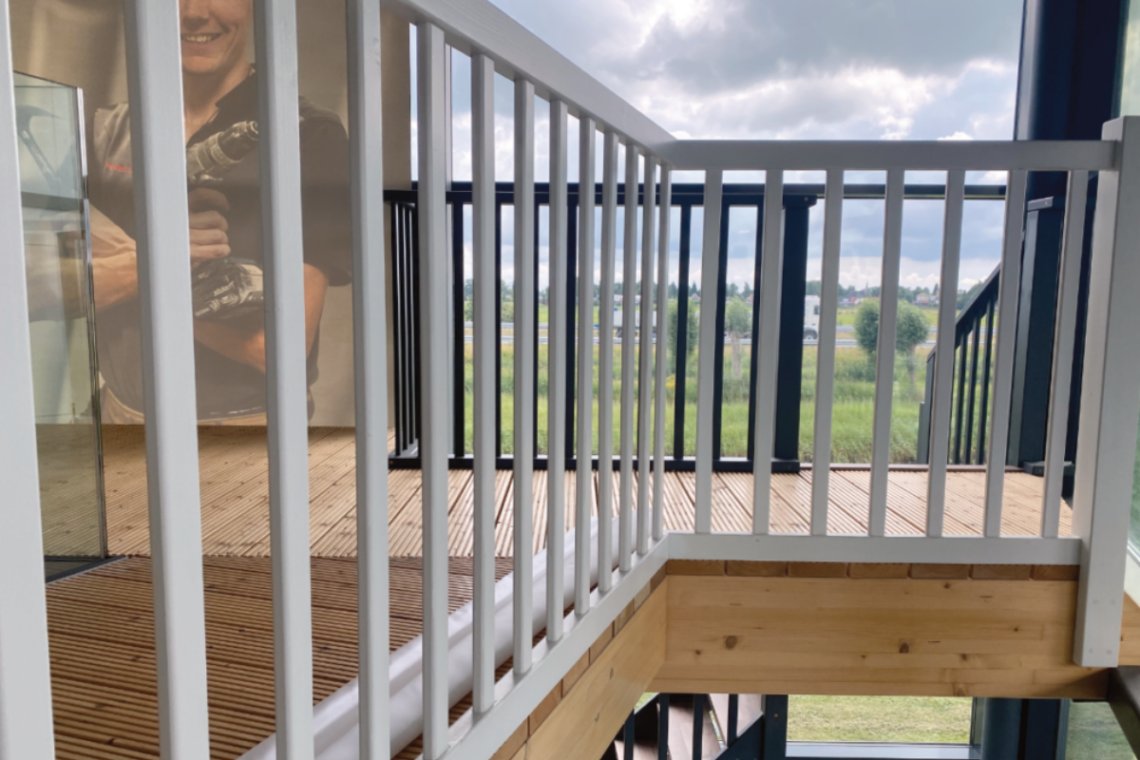 Houten balustrade om een trapgat
