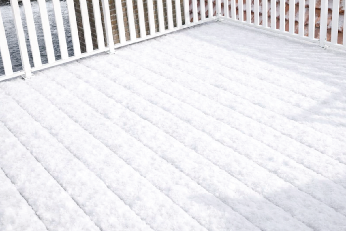Kun je zout strooien op een houten vlonder tegen sneeuw? Dit moet je weten