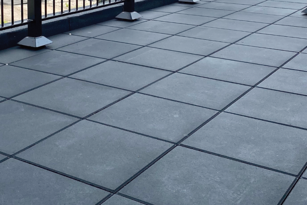 Tegels op dakterras leggen