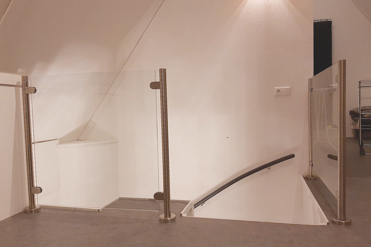 RVS balustrade met glas bij trapgat: strak design en maximale veiligheid in jouw interieur