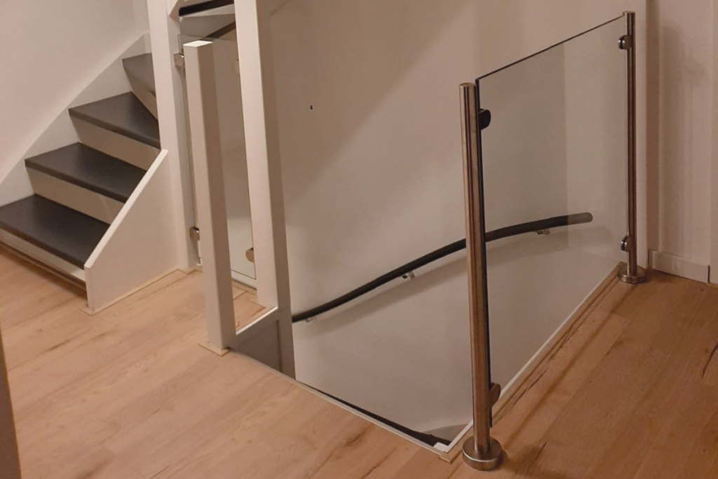 RVS balustrade met glas bij Trapgat