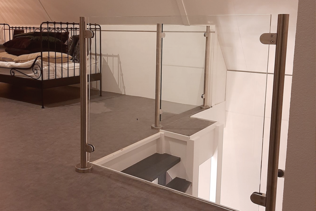 RVS balustrade met glas bij Trapgat