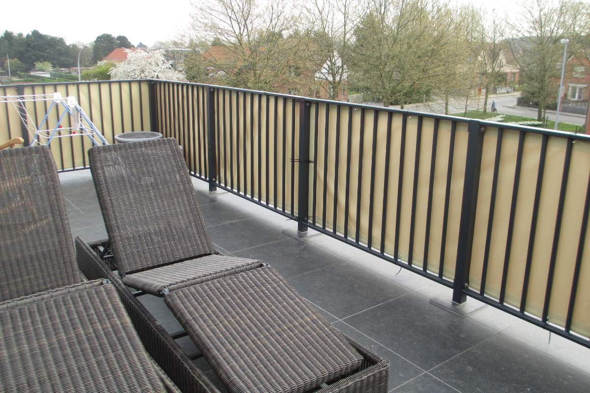 5 effectieve tips om je balkon af te schermen tegen buren