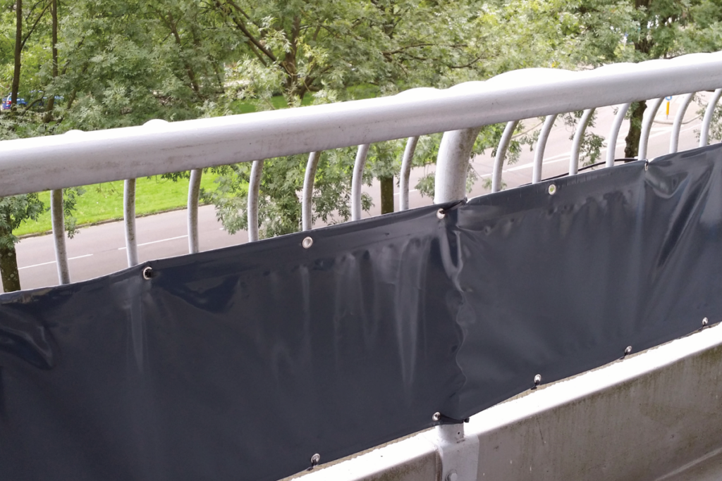 Balkondoek aan een balkonhek vastmaken